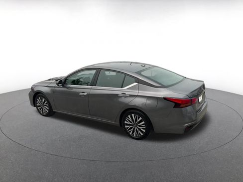 Used 2025 Nissan Altima 2.5 SV FWD image 10