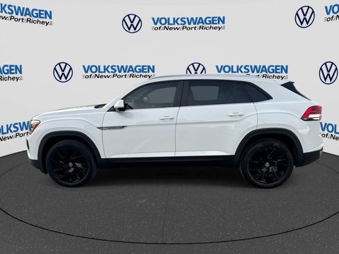 Used 2024 Volkswagen Atlas Cross Sport SE w/ Panoramic Sunroof Package FWD image 11