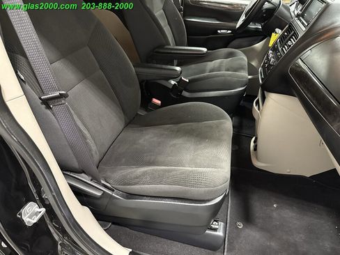 Used 2018 Dodge Grand Caravan SE w/ UConnect Hands-Free Group image 4