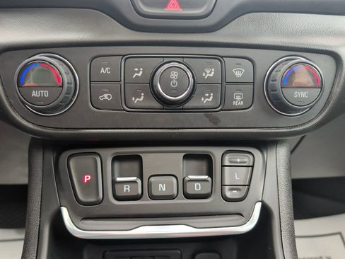 Used 2021 GMC Terrain SLE w/ Driver Convenience Package AWD/4WD image 16