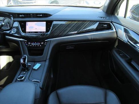 Used 2025 Cadillac XT6 Premium Luxury image 13