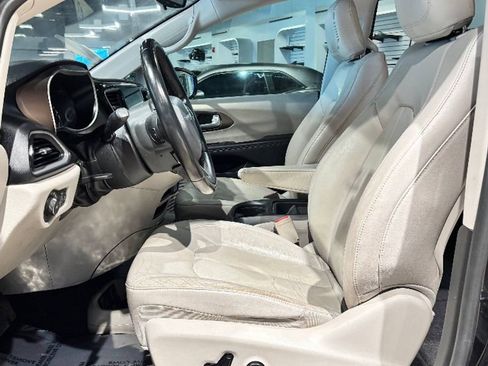 Used 2017 Chrysler Pacifica Touring-L w/ Tire & Wheel Group image 14