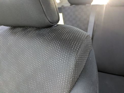 Used 2009 Pontiac Vibe w/ Preferred Package FWD image 32