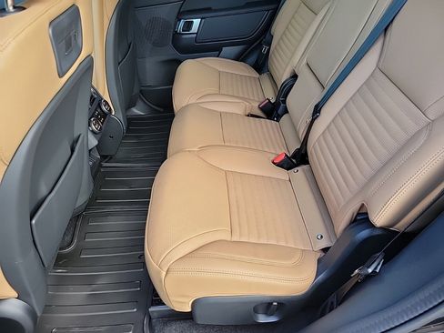 Used 2025 Land Rover Discovery Dynamic SE image 17