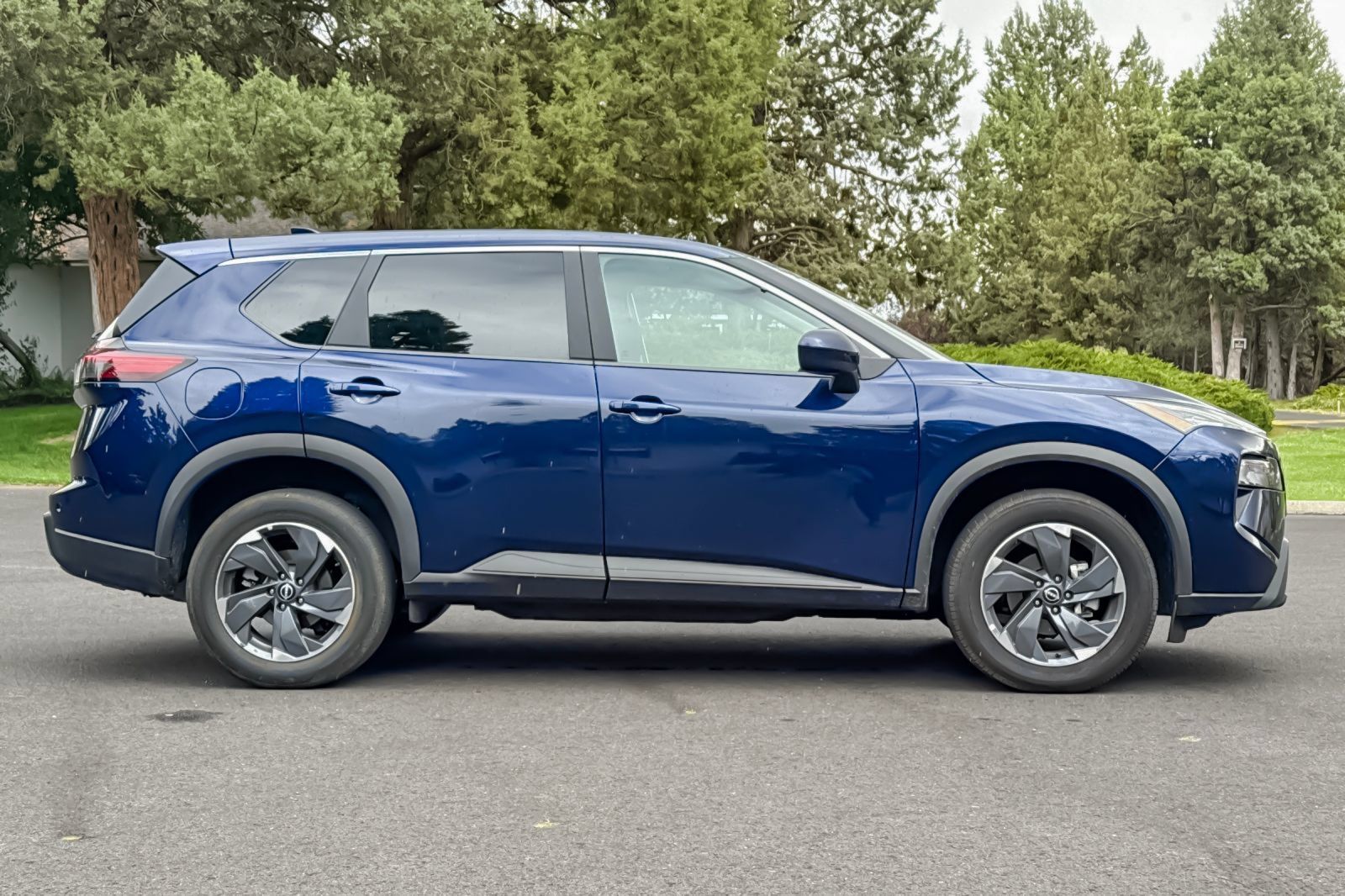 Used 2025 Nissan Rogue SV FWD image 3