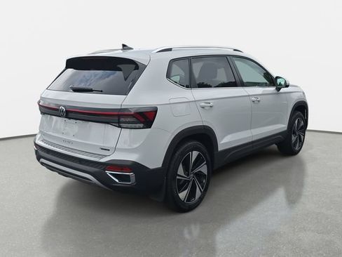 Used 2025 Volkswagen Taos SE AWD/4WD image 3