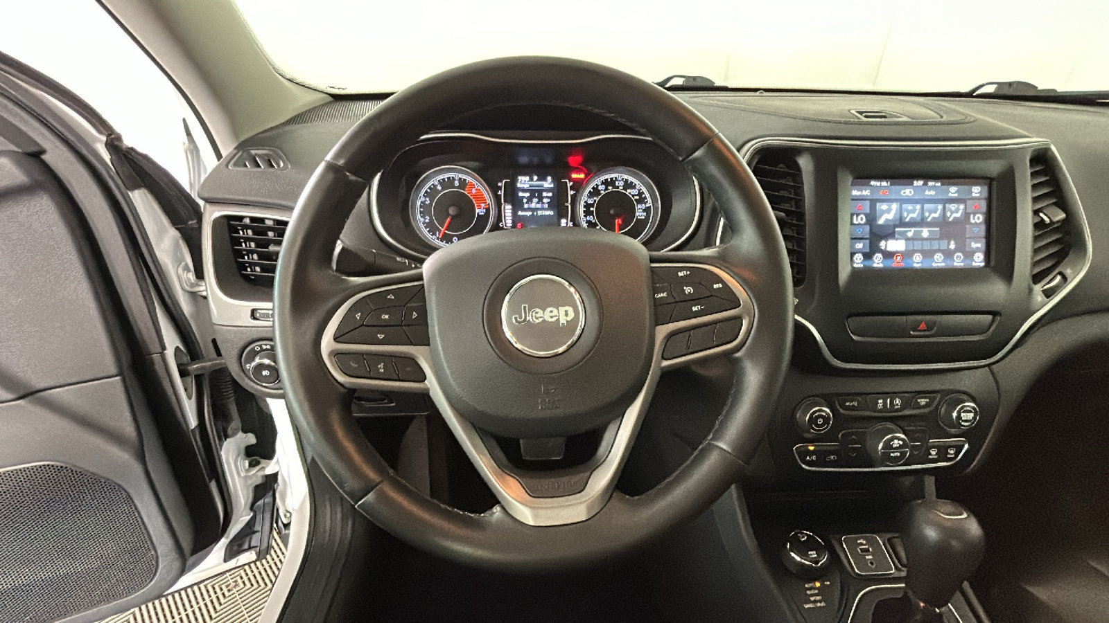 Used 2019 Jeep Cherokee Latitude Plus w/ Comfort/Convenience Group AWD/4WD image 18