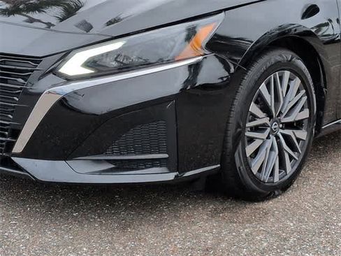 Used 2023 Nissan Altima 2.5 SV image 11