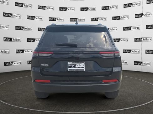 Used 2025 Jeep Grand Cherokee Altitude AWD/4WD image 5
