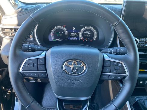 Used 2024 Toyota Highlander Platinum image 16
