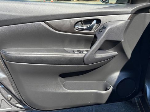 Used 2015 Nissan Rogue S w/ S Family Package image 10