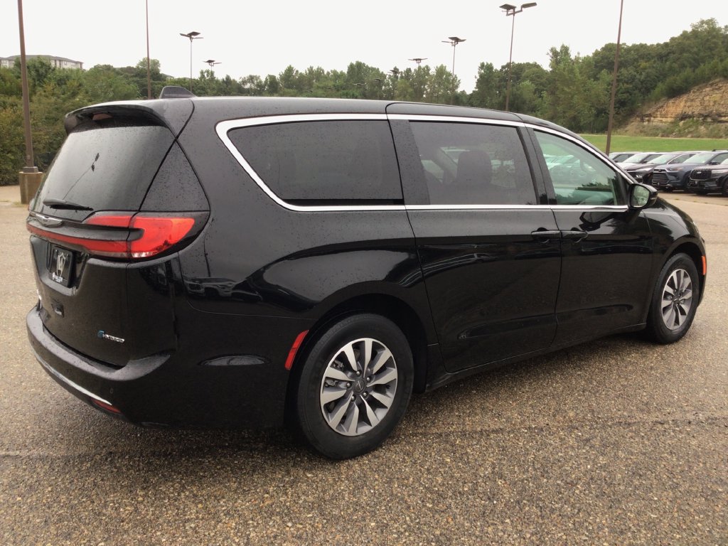 Used 2024 Chrysler Pacifica Limited FWD image 6