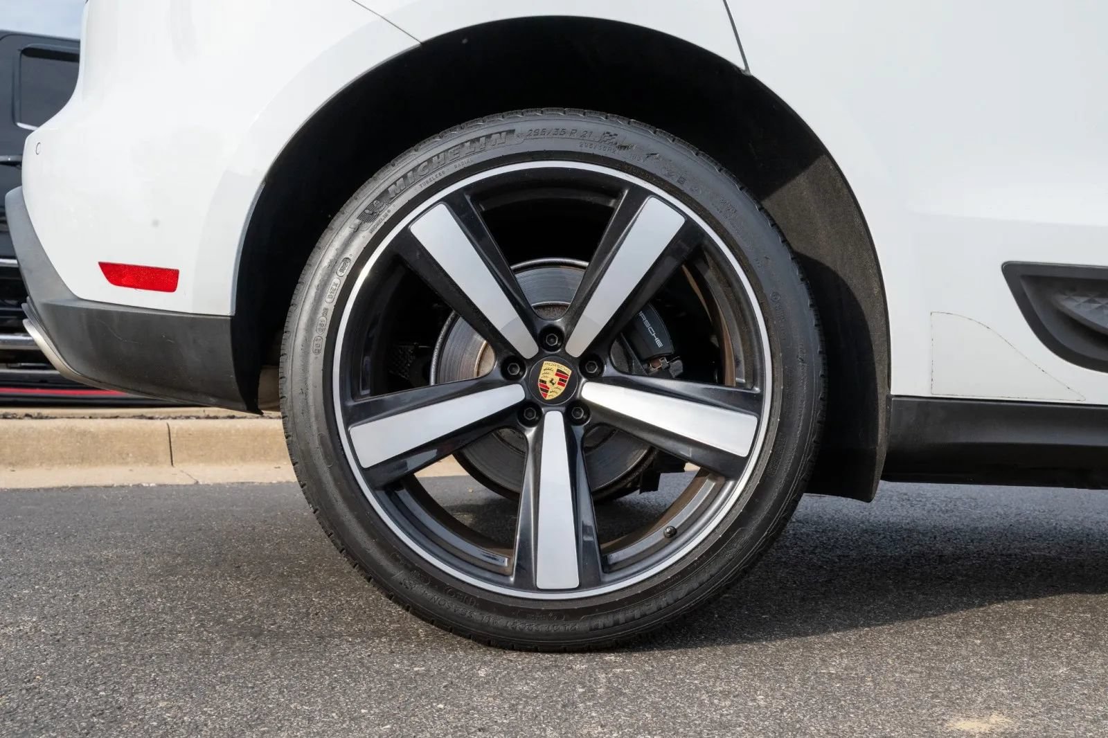 Used 2024 Porsche Macan w/ Premium Plus Package AWD/4WD image 16