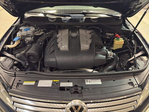 Used 2016 Volkswagen Touareg TDI AWD/4WD image 32