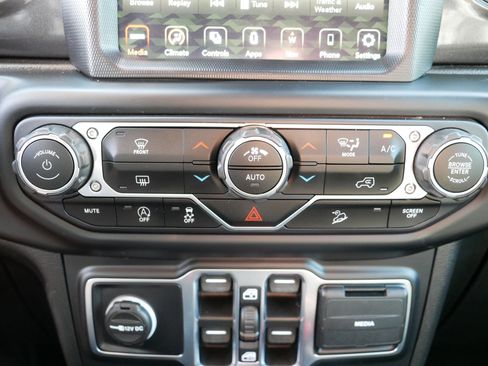 Used 2020 Jeep Wrangler Unlimited Sahara image 23