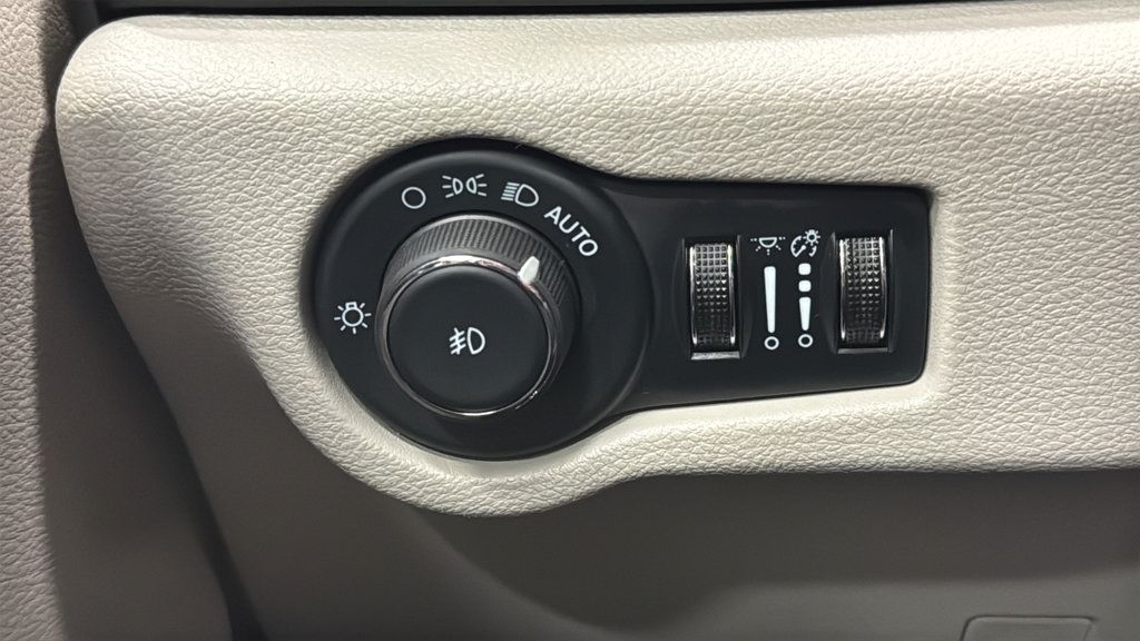 Used 2024 Chrysler Pacifica Touring-L FWD image 35
