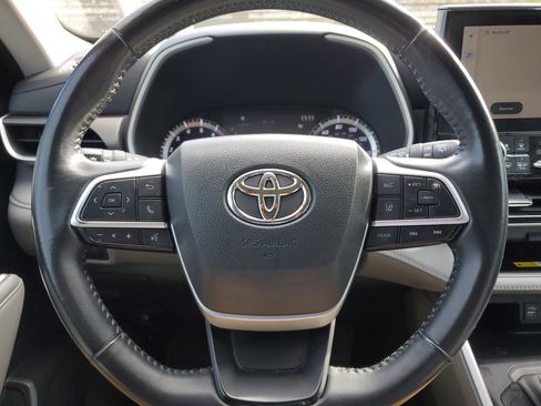 Certified 2023 Toyota Highlander XLE image 22