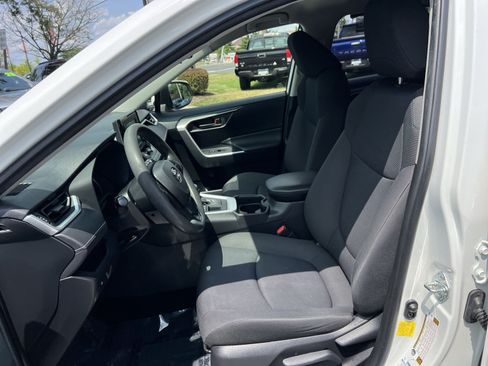 Used 2019 Toyota RAV4 LE AWD/4WD image 13