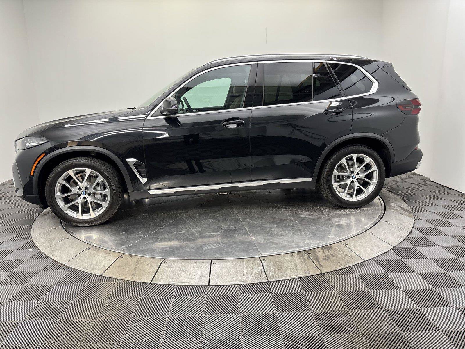 Used 2024 BMW X5 xDrive40i w/ Parking Assistance Package AWD/4WD image 16