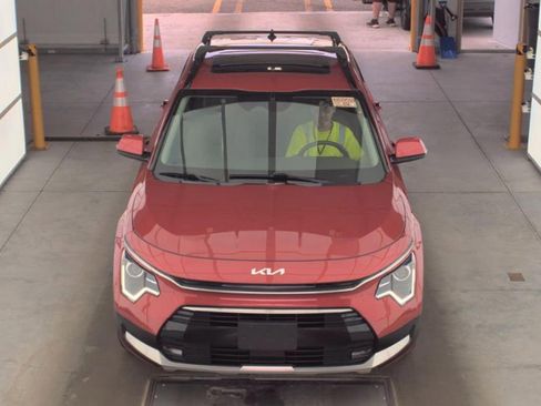 Used 2023 Kia Niro EX Touring image 2