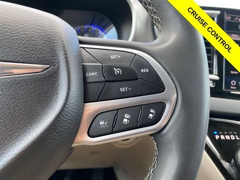 Used 2023 Chrysler Pacifica Touring-L FWD image 15
