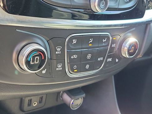Certified 2021 Chevrolet Traverse LT FWD image 35