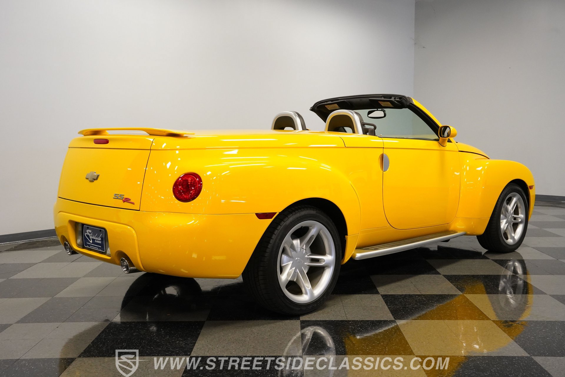 Used 2004 Chevrolet SSR w/ Preferred Equipment Group RWD image 13
