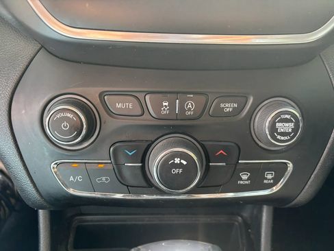 Used 2020 Jeep Cherokee Latitude Plus FWD image 21