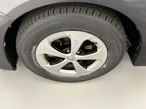 Used 2015 Toyota Prius Four image 11