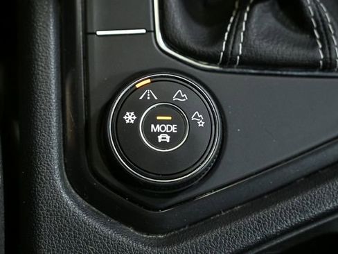 Used 2024 Volkswagen Tiguan SE image 25