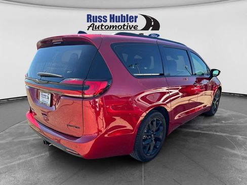 Used 2025 Chrysler Pacifica Limited w/ Trailer Tow Group FWD image 6