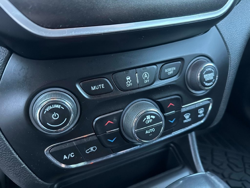 Used 2020 Jeep Cherokee Trailhawk w/ Cold Weather Group AWD/4WD image 26