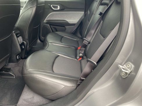 Used 2023 Jeep Compass Latitude AWD/4WD image 19