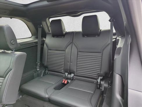 Used 2024 Land Rover Discovery Dynamic SE image 17