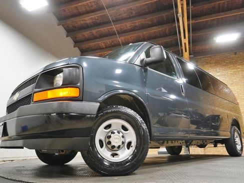 Used 2017 Chevrolet Express 3500 LS RWD image 3