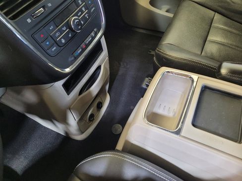 Used 2015 Chrysler Town & Country Touring-L w/ Driver Convenience Group FWD image 26