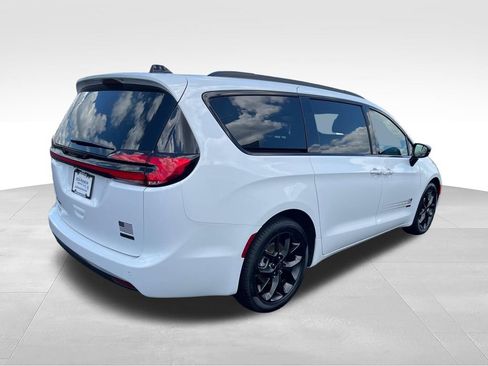 New 2027 Chrysler Pacifica Select FWD image 5