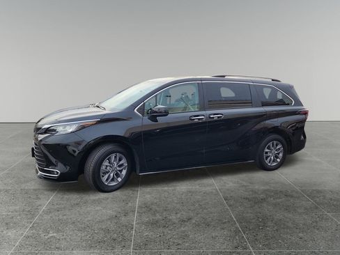 Certified 2023 Toyota Sienna XLE image 4