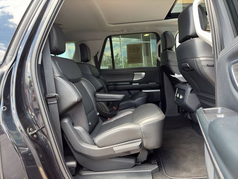 Used 2025 Ford Expedition Max Platinum AWD/4WD image 17