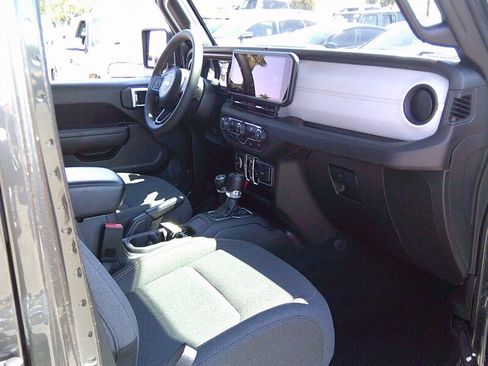 Used 2024 Jeep Wrangler Unlimited AWD/4WD image 21