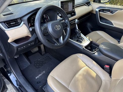 Used 2019 Toyota RAV4 Limited image 11