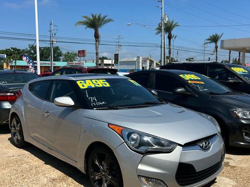Used 2017 Hyundai Veloster Value Edition FWD image 2