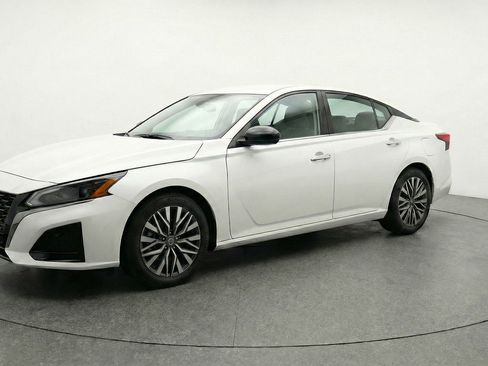 Used 2025 Nissan Altima 2.5 SV image 3