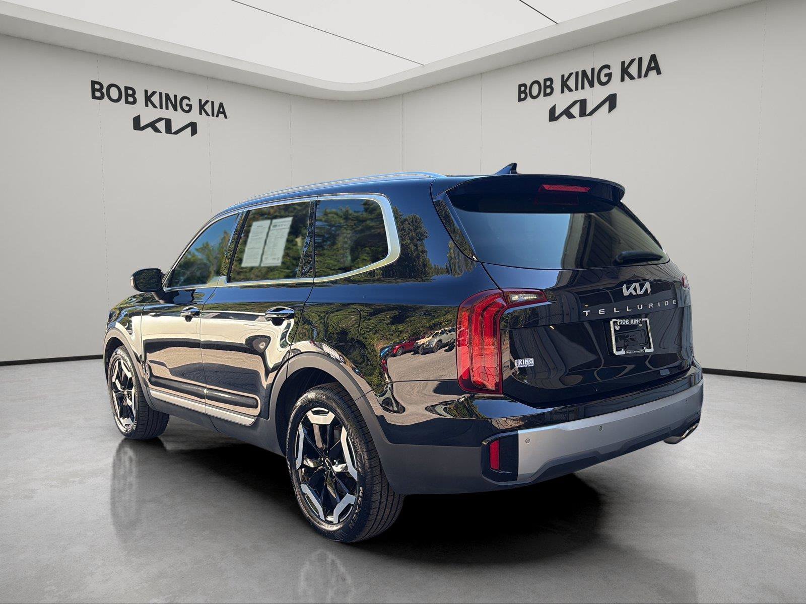 Used 2023 Kia Telluride S w/ S Sunroof Package FWD image 3