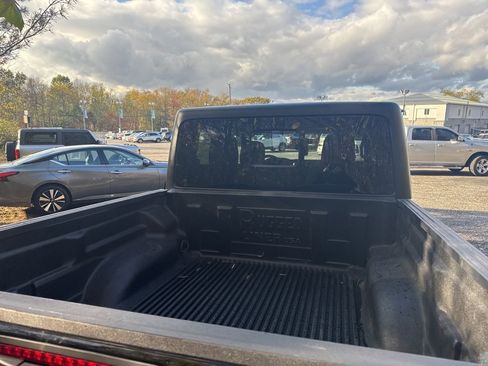 Used 2023 Jeep Gladiator Overland image 12