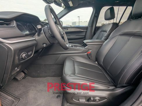 New 2026 Jeep Grand Cherokee Limited w/ Luxury Tech Group II AWD/4WD image 23