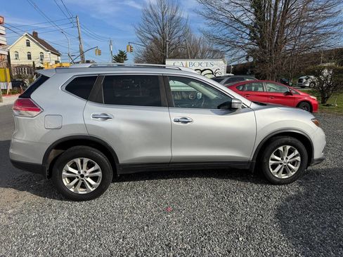 Used 2016 Nissan Rogue SV image 4
