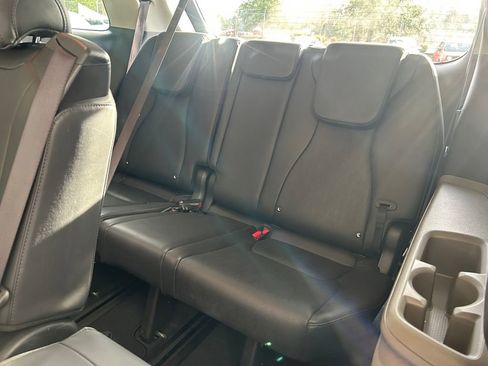 Used 2025 Kia Carnival FWD image 35