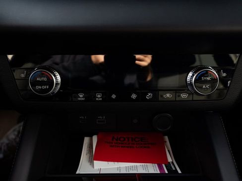 New 2025 Mitsubishi Outlander SE image 15