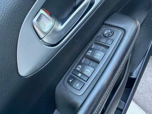 Used 2022 Chrysler Pacifica Touring-L w/ Uconnect Theater Family Group FWD image 22